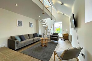 TV - 4 Bedroom Duplex Near Races and Hospital, Sleeps 7 (Doncaster)