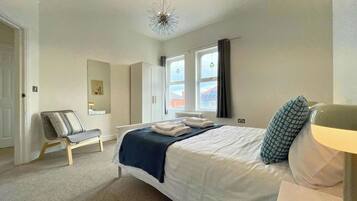 4 bedrooms, iron/ironing board, Internet, bed sheets