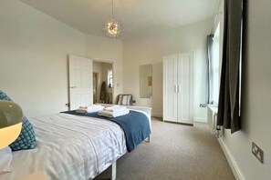 4 bedrooms, iron/ironing board, Internet, bed sheets