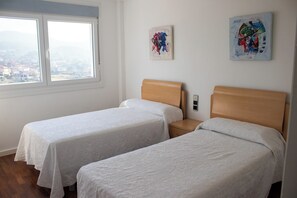 3 habitaciones, tabla de planchar con plancha, cuna de viaje y internet 