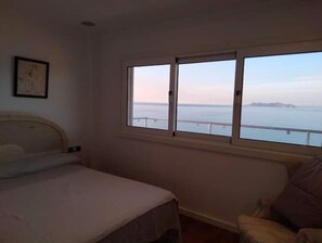 3 bedrooms, iron/ironing board, travel crib, internet