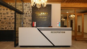 Una recepción con un cartel que indica 