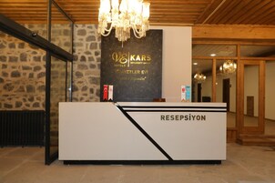 Una recepción con un cartel que indica 