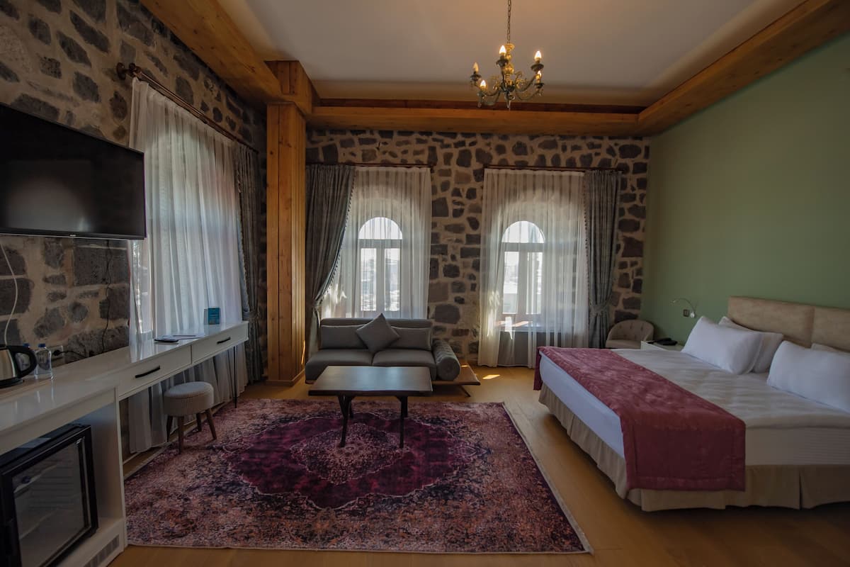 Deluxe Double Room, Garden View | In-room safe, WiFi (free), bed sheets