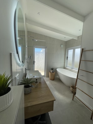 Dutxa, assecador de cabells, tovalloles i sabó 