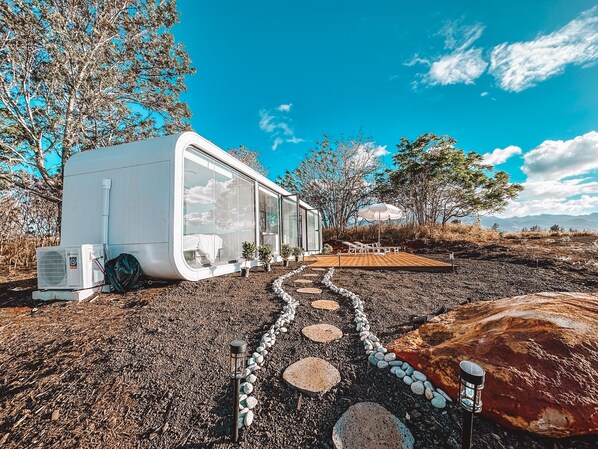 Property grounds - Modern Fully Off Grid Tiny Home in Haleiwa!! (Haleiwa)