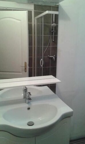 Douche, sèche-cheveux, serviettes fournies, papier toilette