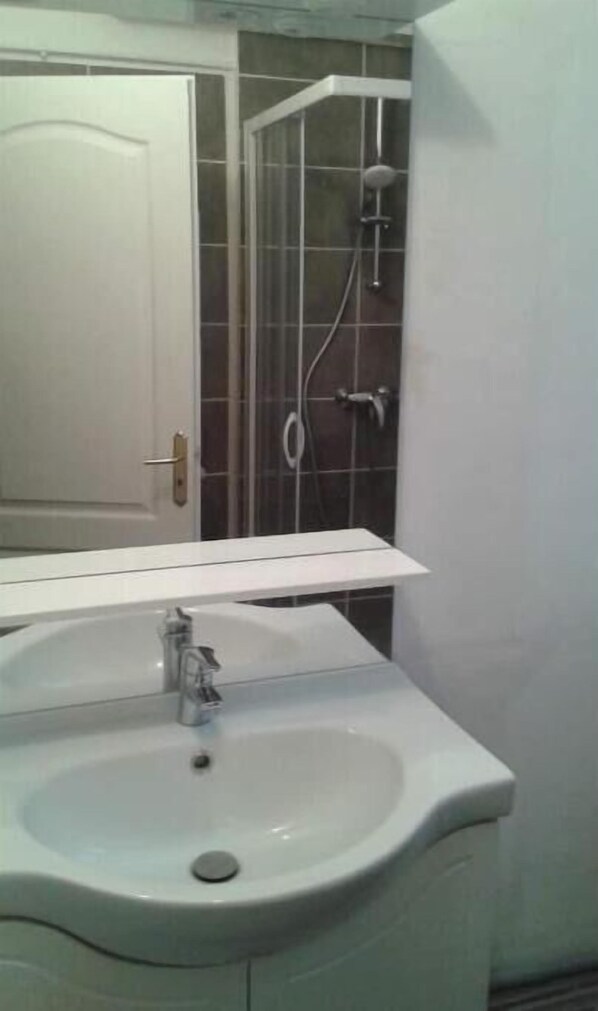 Shower, hair dryer, towels, toilet paper - La Libellule Bleue - Villa Piscine Privée (Aubenas)