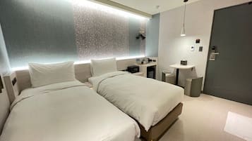 Quarto duplo empresarial, 2 camas de solteiro | Roupas de cama premium, edredons de pluma, camas com colchões pillow-top