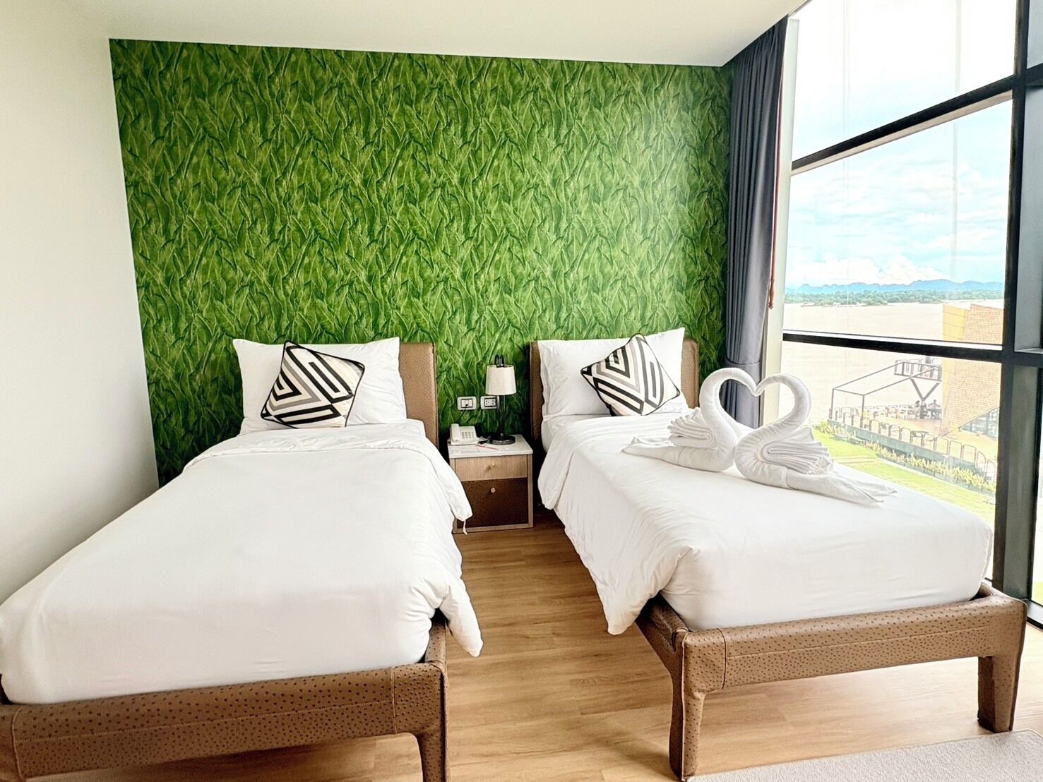 Suite junior, 2 camas individuales | Caja de seguridad en la habitación y decoración personalizada 