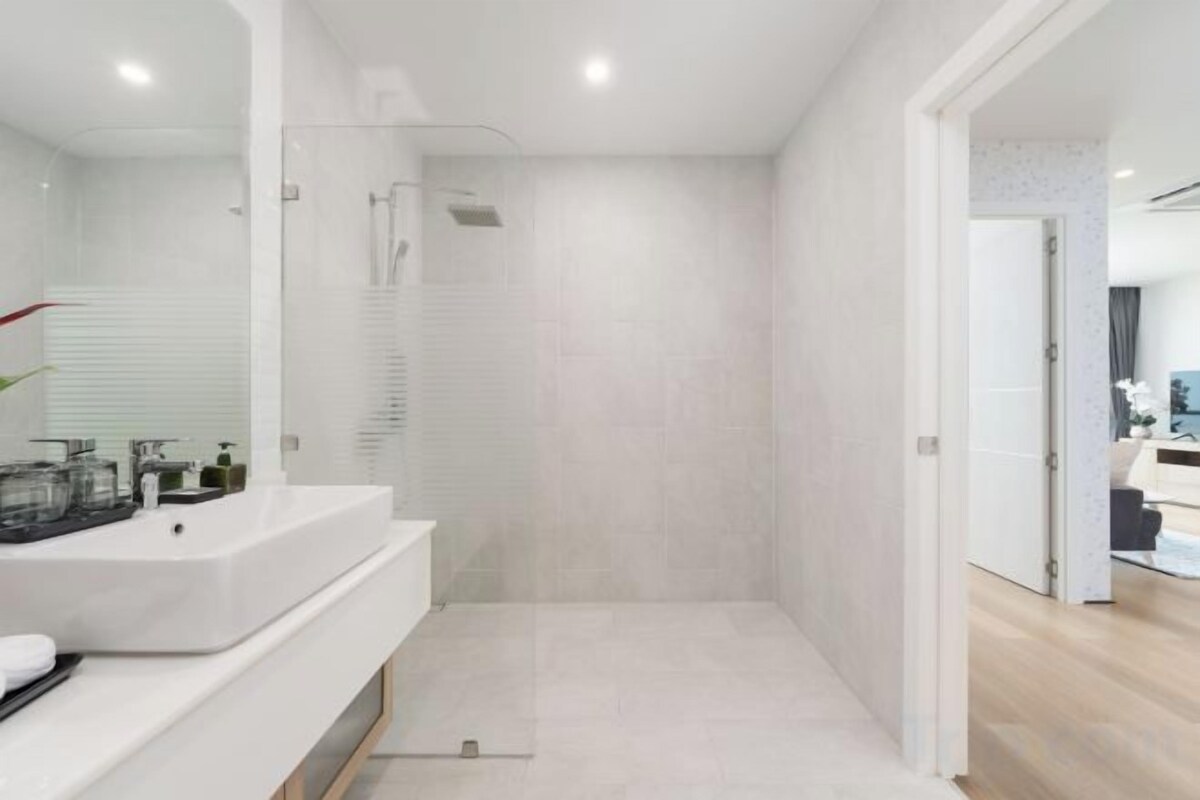Bathroom | Free toiletries, hair dryer, bathrobes, slippers