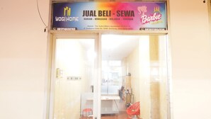 Une devanture de magasin avec une enseigne indiquant « VENTE - LOCATION », ainsi que les coordonnées et l’adresse.