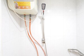 Shower, towels, soap - OYO 93547 Metro Suites Apartment By Barbie Homestay (Bandung)