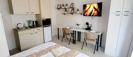 1 habitación, tabla de planchar con plancha, wifi y ropa de cama