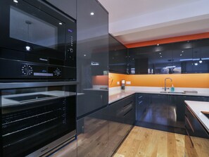 Geschirrspüler, Wasserkocher, Toaster, Kochgeschirr/Geschirr/Besteck