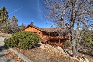 Unclassified image, 2 of 33, button - Located in the Castle Glen Estates! Recently Remodeled Master! Pet Friendly! Pool Table! Foosball! (Big Bear Lake)