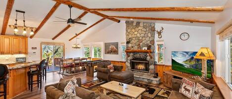 Tv, eldstad och bordsfotboll