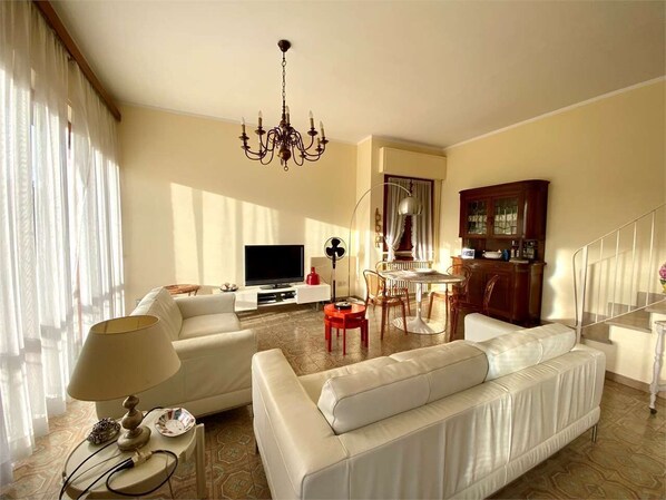 Smart TV, books - Villa with garden a few steps from the sea and the Versiliana park (Marina di Pietrasanta)