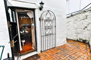 Property entrance - The Captains Cottage (Hastings)