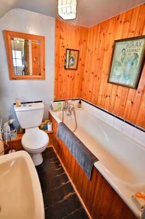 Apartment | Bathroom - The Captains Cottage (Hastings)