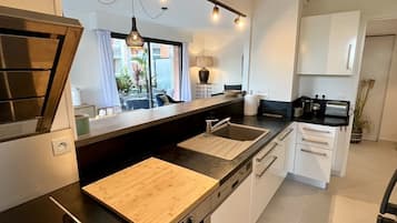 Geladeira, micro-ondas, fogão, cooktop