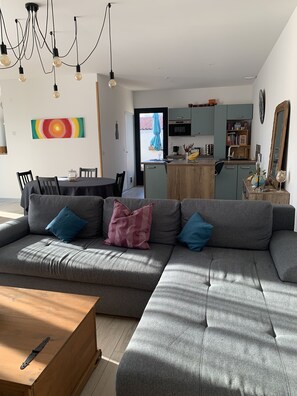 Een televisie en boeken