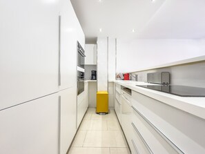 Fridge, microwave, oven, dishwasher - Le Maubourg (Cannes)