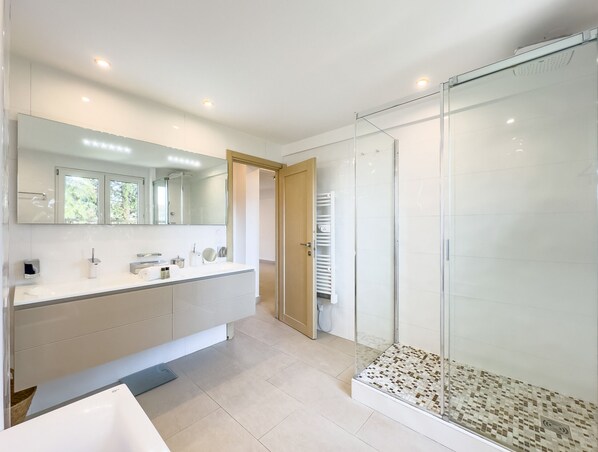 Shower, towels