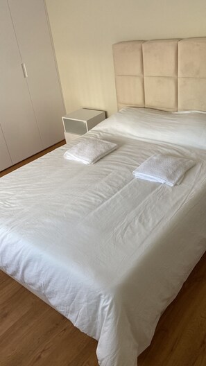 2 bedrooms, WiFi, bed sheets - Lisbon Breezy Haven: 2-bedroom Oasis (Lisboa)