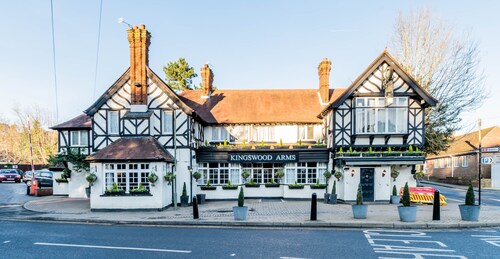 Comfy 1 Bedroom Apartment with 2 TV's  Easy Access to Central London. Sleeps 3