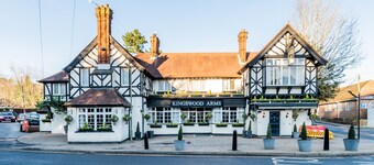 Comfy 1 Bedroom Apartment with 2 TV's  Easy Access to Central London. Sleeps 3