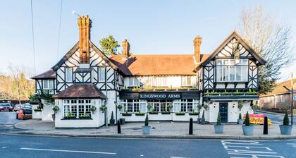 Comfy 1 Bedroom Apartment with 2 TV's Easy Access to Central London. Sleeps 3