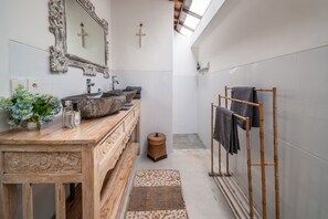 Villa | Bathroom | Shower, hair dryer, bidet, towels - Katak Villa by Villa Finder (Ubud)