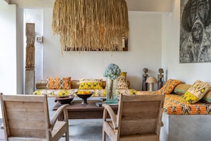 Smart TV - Katak Villa by Villa Finder (Ubud)