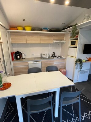 Køleskab, mikrobølgeovn, kogeplade, opvaskemaskine