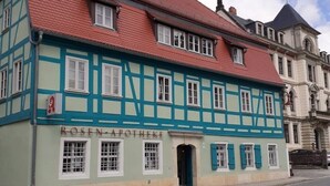 A traditional half-timbered building with the sign "ROSENAPOTHEKE" indicating a pharmacy. - Schöne und Ruhige Ferienwohnung in Ottendorf (Sebnitz)