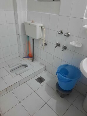 Deluxe-Doppelzimmer | Badezimmer | Dusche, Designer-Toilettenartikel, Hausschuhe, Handtücher