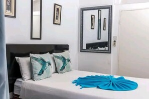 Quarto casal standard | Ferros/tábuas de passar roupa, Wi-Fi de cortesia