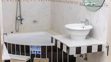 Executive Suite | Bathroom | Free toiletries