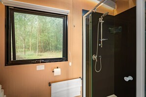 Shower, hair dryer, towels - Buffalo Plains Tiny House by Tiny Away (Buffalo)