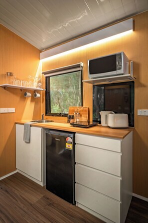 Kühlschrank, Mikrowelle, Herdplatte, Toaster