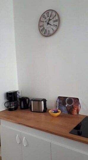 Réfrigérateur, micro-ondes, plaque de cuisson, bouilloire électrique