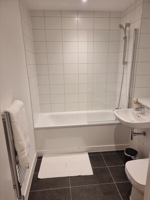 Apartment | Bathroom | Shower, hair dryer, towels - Captivating 1-bed Apartment in Manchester (Manchester)