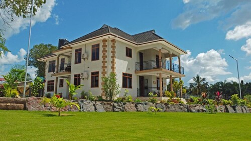 Immaculate 5-bedroom Villa Garden in Dar es Salaam