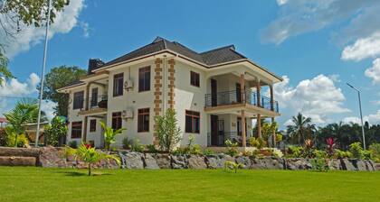 Immaculate 5-bedroom Villa Garden in Dar es Salaam