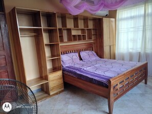 5 bedrooms, iron/ironing board, free WiFi, bed sheets