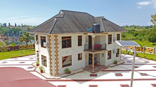 Immaculate 5-bedroom Villa Garden in Dar es Salaam