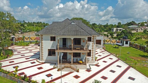 Immaculate 5-bedroom Villa Garden in Dar es Salaam