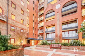 Exterior - Beautiful 1 Bed on the River (London)