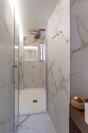Dusche, Haartrockner, Bidet, Handtücher